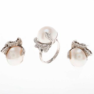 Anillo y par de aretes vintage con perlas y diamantes en plata paladio. 3 medias perlas cultivadas en color gris de 8 mm. 15 dia...