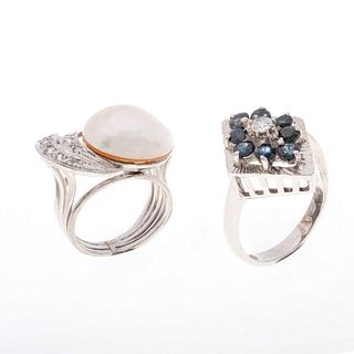 Dos anillos vintage con zafiros, perla y diamantes en plata paladio.  1 perla cultivada color gris de 14 mm. 10 diamantes corte...