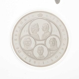 Medalla en plata .925. Rey Juan Carlos de España. Peso: 168.7 g. Certificado de autenticidad. Estuche de madera original.