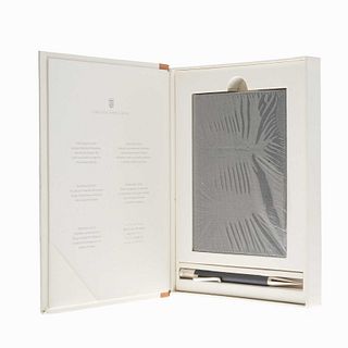 Artículos de escritura lapicero y libreta de viaje de la firma Graf von Faber- Castell. Cuerpo en acero y resina. Estuche y caja...