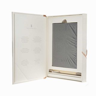 Artículos de escritura lapicero y libreta de viaje de la firma Graf von Faver- Castell. Cuerpo en acero y resina. Estuche y caja...