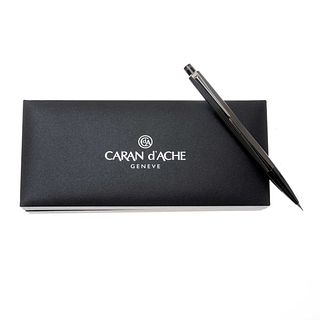 Artículos de escritura lapicero de la firma Caran d Ache. Cuerpo en acero color negro. Estuche y caja original.