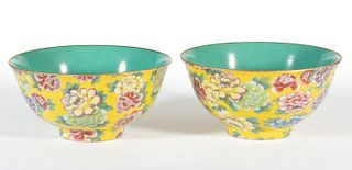 CHINESE EXPORT PORCELAIN FAMILLE JAUNE PAIR OF BOWLS