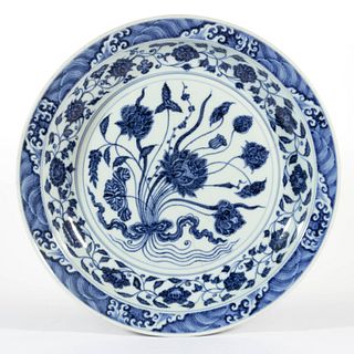 CHINESE EXPORT PORCELAIN BLUE AND WHITE CHARGER