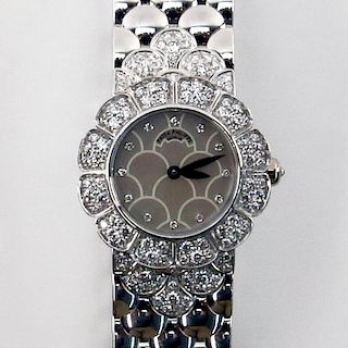 Lady's Circa 1999 Patek Philippe 18 Karat White Gold and Diamond Bracelet Watch 4872/1 with Mother of Pearl Dial and Quartz M