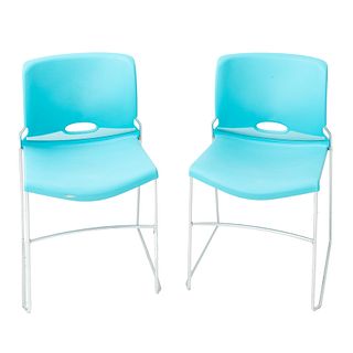 PAR DE SILLAS. E.U.A. SXXI. De la marca HON. Elaboradas en metal y material sintético color azul. Respaldos cerrados, asientos lisos.