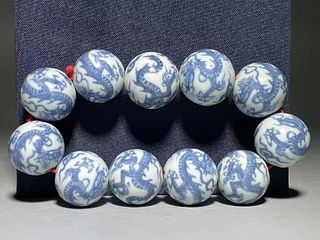 A Ming Dynasty Hongzhi period blue and white dragon pattern prayer bead