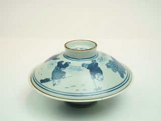 A CHINESE BLUE AND WHITE TEA BOWL W/ COVER