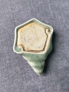 A conch-shaped green glazed brush washer- Republic period (1912-1949)