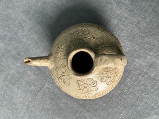 An Incised Floral Design Water Dropper (AD420-589) 