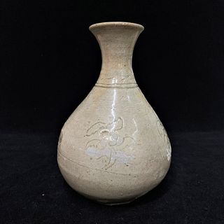 A Song Dynasty  Incised Decoration Vase