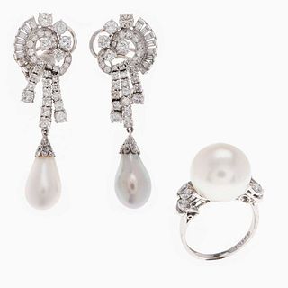 Anillo y par de aretes con perlas y diamantes en oro blanco de 14k. 2 perlas en forma de gota color blanco y gris de 10 x 15 mm.<R...