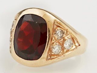 Man's 18K Yellow Gold Dinner Ring, with a red cush