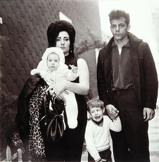 DIANE ARBUS - Brooklyn Family, 1966