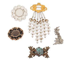 A group of vintage brooches