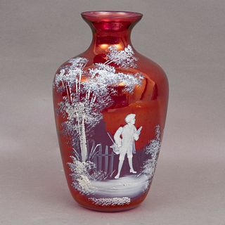 FLORERO EUROPA SIGLO XX Estilo OLD MARY GREGORY Elaborado en vidrio rojo Decorados en esmalte blanco estilizado tipo camafeo.