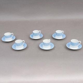 SERVICIO DE CAFÉ FRANCIA SIGLO XX Elaborado en porcelana Sellado Limoges Decorada con cenefa en color azul Consta de 6 t...