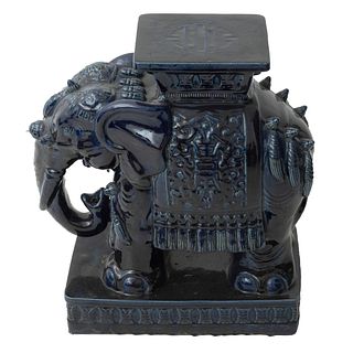 PEDESTAL CHINA SIGLO XX Elaborado en cerámica Acabado vidriado en color azul Diseño a manera de elefante 56 cm altura ...