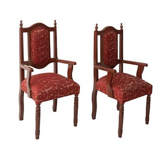 PAR DE SILLONES. SXX. Elaborados en madera. Con tapicería floral con fondo rojo de tela. Respaldos semiabiertos, asientos acojinados.