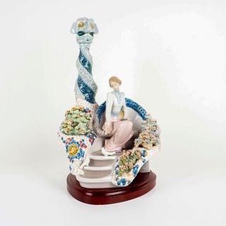 Gaudi Lady 1006660 Ltd. - Lladro Porcelain Sculpture
