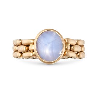 A STAR SAPPHIRE CHAIN LINK RING in 18ct yellow gold, set with a cabochon star sapphire of approxi...