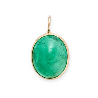 AN EMERALD PENDANT in 18ct yellow gold, set with an oval cabochon emerald, stamped 18K, 1.5cm, 0.8g.
