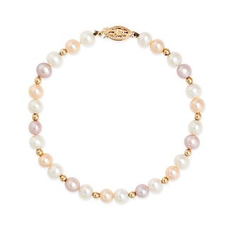 NO RESERVE - A PINK AND WHITE PEARL BRACELET in 14ct yellow gold, comprising a single row of pink...