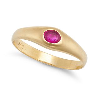AN ANTIQUE RUBY RING in 18ct yellow gold, comprising a bezel set oval cut ruby, stamped 750, size...