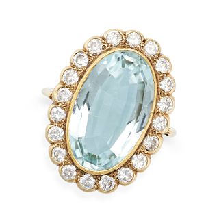 AN AQUAMARINE AND DIAMOND CLUSTER RING in 14ct yellow gold, set with an oval cut aquamarine of ap...
