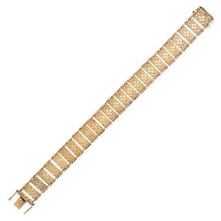 AN ARTICULATED ENGRAVED PLAQUE BRACELET in 9ct yellow gold, comprising a row of articulated plaqu...
