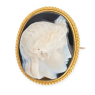 AN ANTIQUE CAMEO BROOCH set with an oval cameo depicting the bust of a classical man, no assay ma...