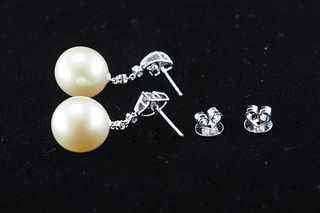 Pair of cultered pearl and diamond earring