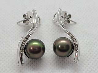 Pair of black pearl and diamond 18K earring