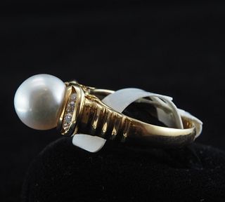 Cultered pearl and diamond 18K ring