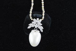 Cultered pearl and diamonds pendant