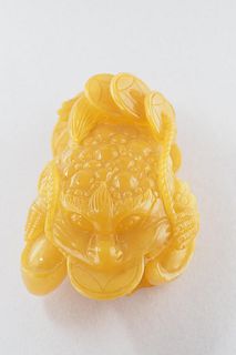 Natural amber carved tod with fortune money
