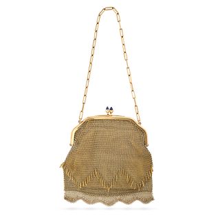 NO RESERVE - AN ART DECO SYNTHETIC SAPPHIRE LADIES PURSE in rolled gold, comprising chainmail wit...