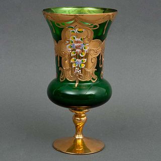 COPÓN ITALIA SIGLO XX Elaborado en cristal de Murano color verde Decoración floral en relieve y esmalte dorado 30 cm altur...