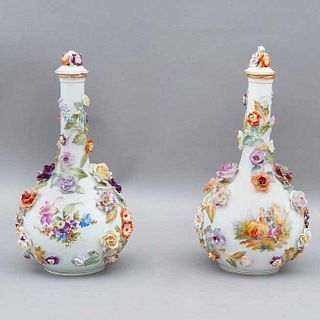 PAR DE JARRONES ALEMANIA SIGLO XX Elaborados en porcelana policromada Sellados Dresden Decorados con elementos florales en...