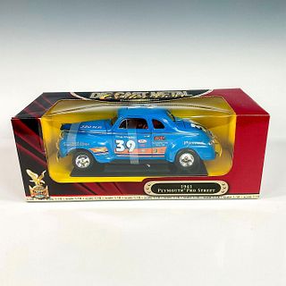 Road Signature Deluxe Edition 1941 Plymouth Pro Model Car