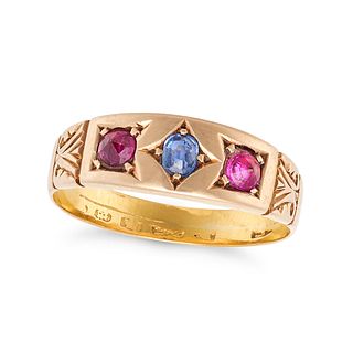 AN ANTIQUE SYNTHETIC RUBY AND SAPPHIRE THREE STONE RING in yellow gold, set with a cushion cut sa...