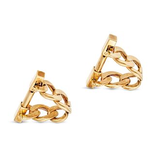 A PAIR OF STIRRUP CUFFLINKS in 18ct yellow gold, in curb link design, stamped 750, 2.8cm, 19.6g.