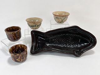 EARLY AMERICAN POTTERY CUSTARD CUPS AND FISH MOLD