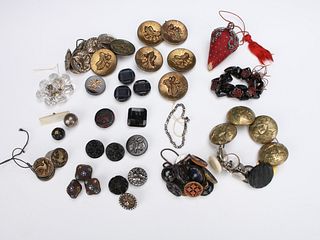 LOT OF VINTAGE & ANTIQUE BUTTONS & STRAWBERRY NEEDLE CUSHION