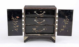 Lacquer jewelry box ''Flying in wil