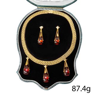 IMPRESSIVE AMBER AND GOLD DROP NECKLACE AND MATCHING PAIR OF EARRINGS