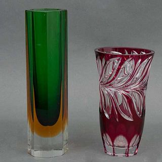 LOTE DE FLOREROS ORIGEN EUROPEO SIGLO XX Elaborados en cristal de Murano y tipo Bohemia Diseños orgánicos En color rojo y...