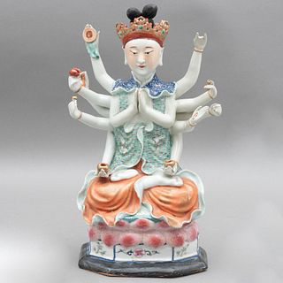 DEIDAD ORIENTAL CHINA SIGLO XX Elaborado en cerámica policromada Acabado brillante 36 cm altura Detalles de conservación...