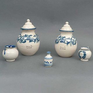 LOTE DE ARTÍCULOS DE MESA SIGLO XX Elaborado en cerámica tipo talavera Decoraciónes florales y orgánicas en tonos azul Const...