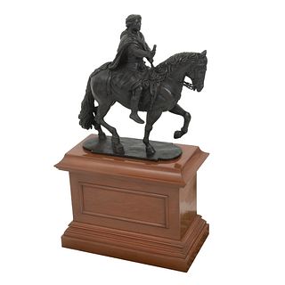ESCULTURA ECUESTRE DE CARLOS IV. Bronce, patinado en color marrón; pedestal de madera. Ligeros detalles de conservación. 49.5 cm de alt